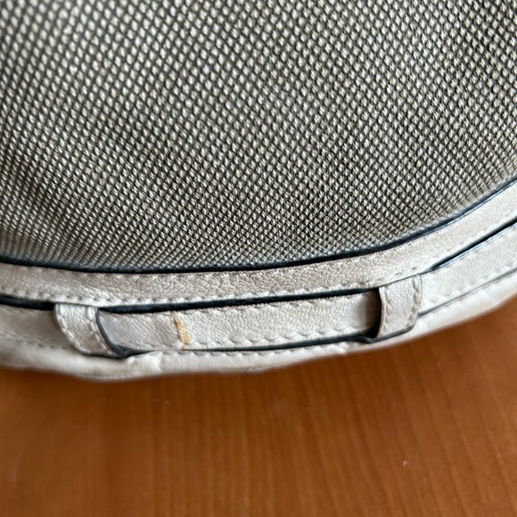 Retired Michael Kors Kingsbury Tan and Cream Shoulder Bag - Picture 8 of 16